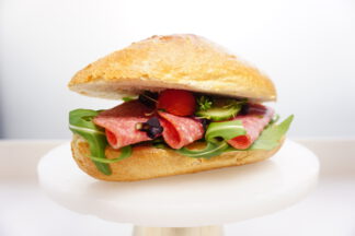 Ganzes belegtes Brötchen - Salami
