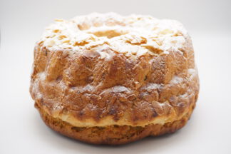 Gugelhupf mit Mandeln und Rosinen