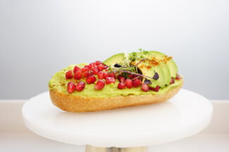 Halbes belegtes Brötchen - Guacamole & Granatapfel (vegan)